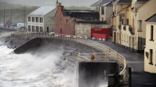 Силна буря разруши сгради в Ирландия