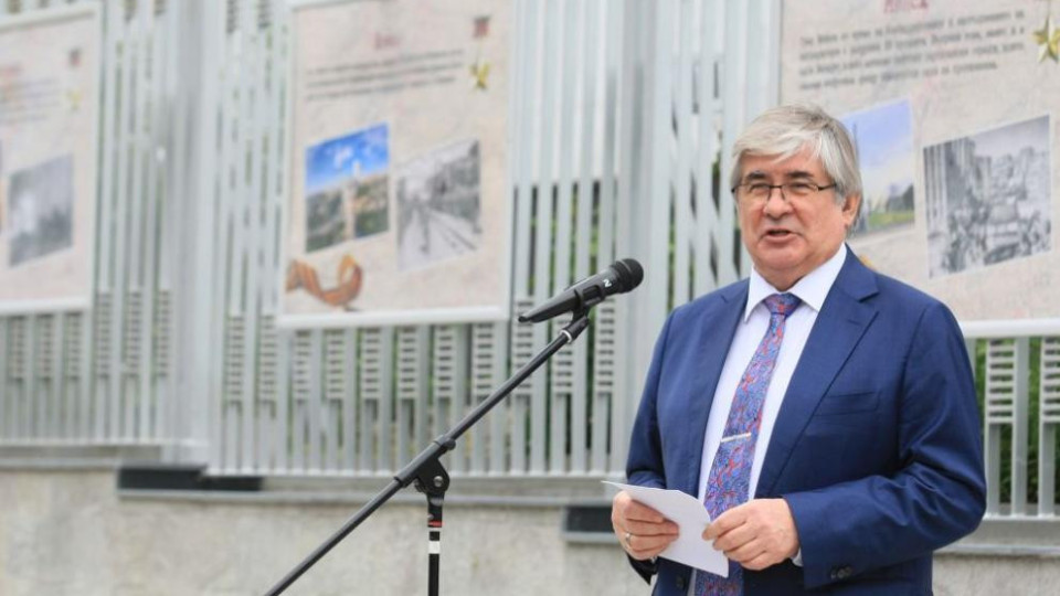 Руското посолство дари елха на Плевен | StandartNews.com