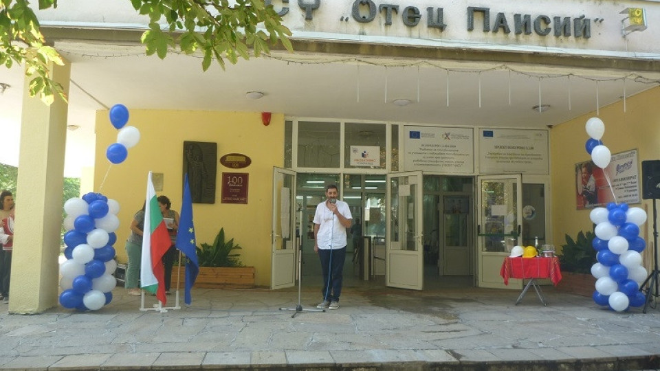 Евакуираха ученици заради срутено стълбище | StandartNews.com