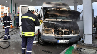 Фирмен бус горя на бензиностанция в Хасково