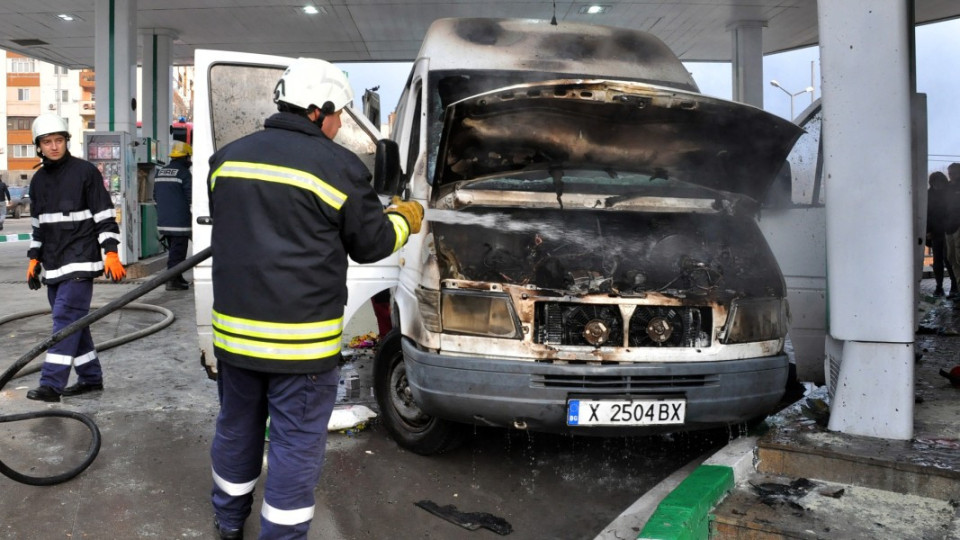 Фирмен бус горя на бензиностанция в Хасково | StandartNews.com