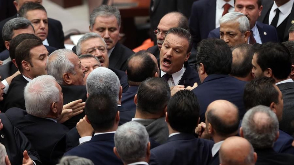 Бой в турския парламент заради бюджета | StandartNews.com