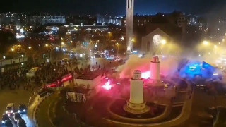 Ужас в Париж - бой, събличане и горящи знамена