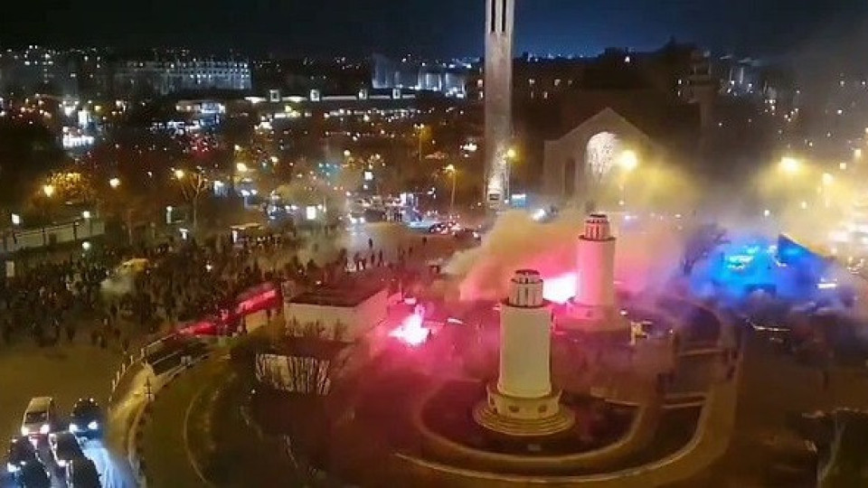 Ужас в Париж - бой, събличане и горящи знамена | StandartNews.com
