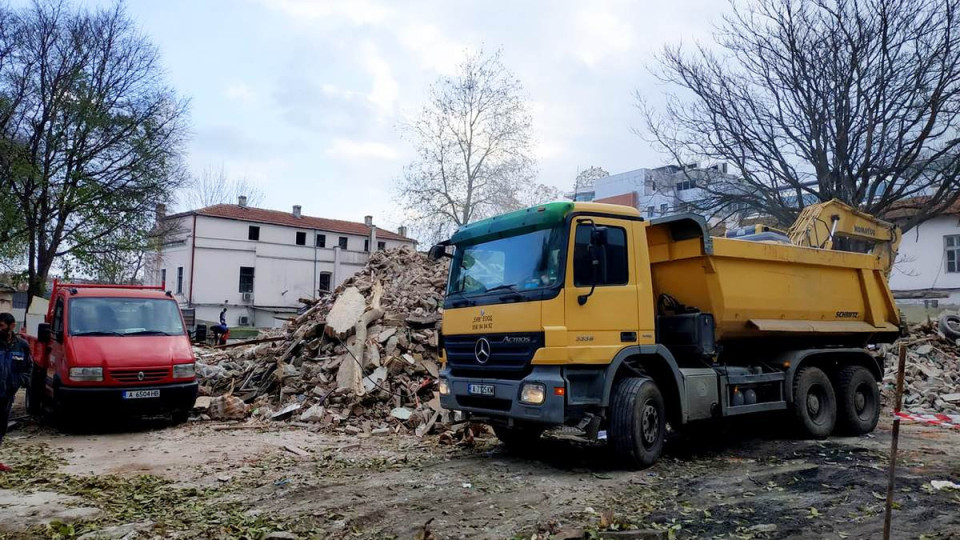 Събориха стари складове в Бургас | StandartNews.com