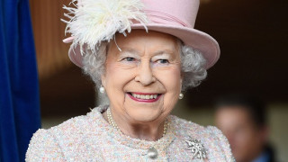 Кралицата със 7 тоалета по Коледа