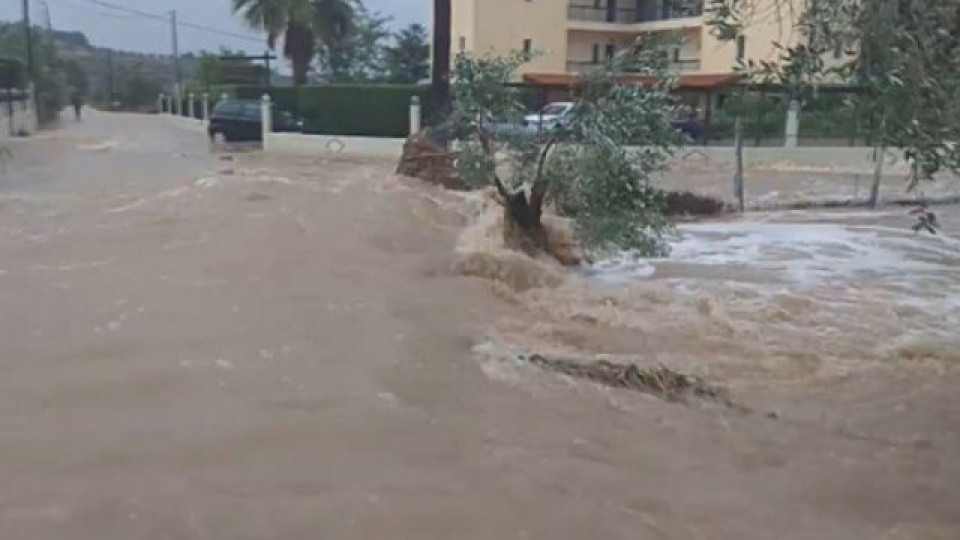 Наводнени пътища и спрени фериботи в Гърция | StandartNews.com
