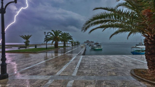 Силни бури блокират гръцките фериботи