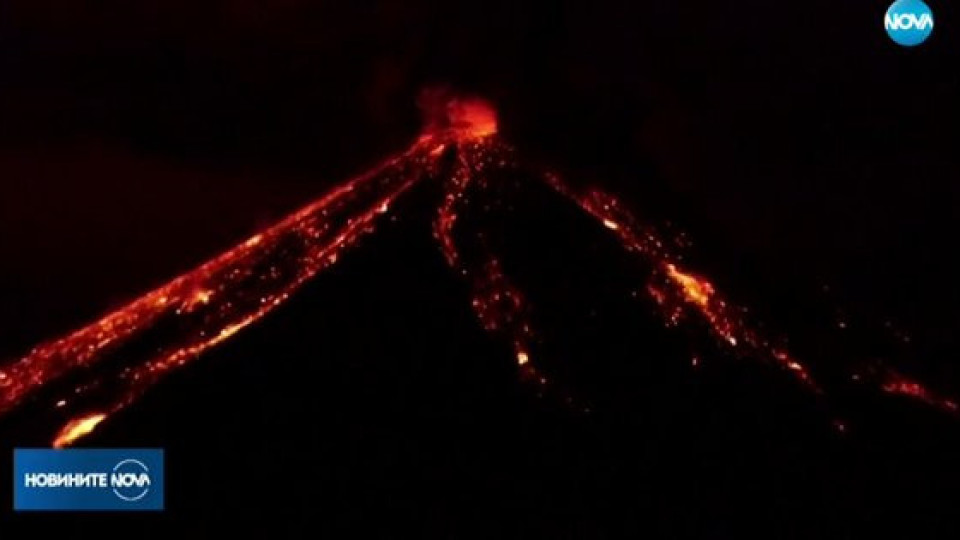Зрелищно изригване на вулкан в Еквадор (ВИДЕО) | StandartNews.com