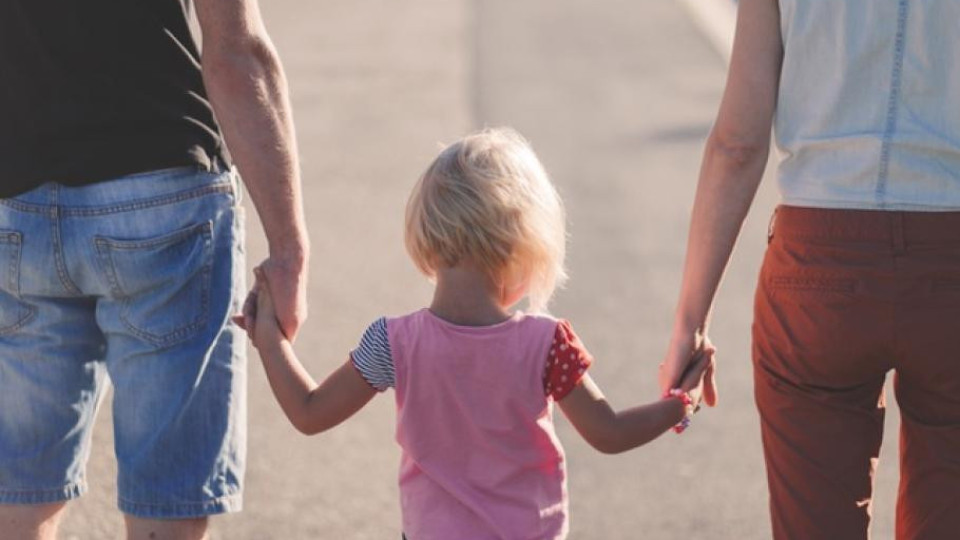 Намаляват приемните родители | StandartNews.com