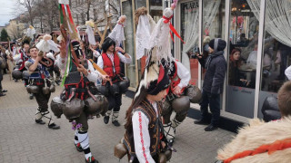 Кукери плашиха злите сили в Хасково (СНИМКИ)