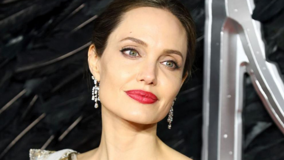 Анджелина Джоли вече е пилот (СНИМКИ) | StandartNews.com