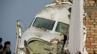 Бебе оживя в авиокатастрофата в Казахстан