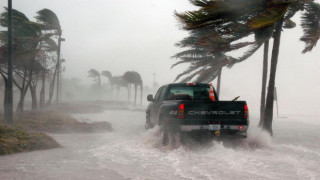 Мощен циклон евакуира 2000 души във Фиджи