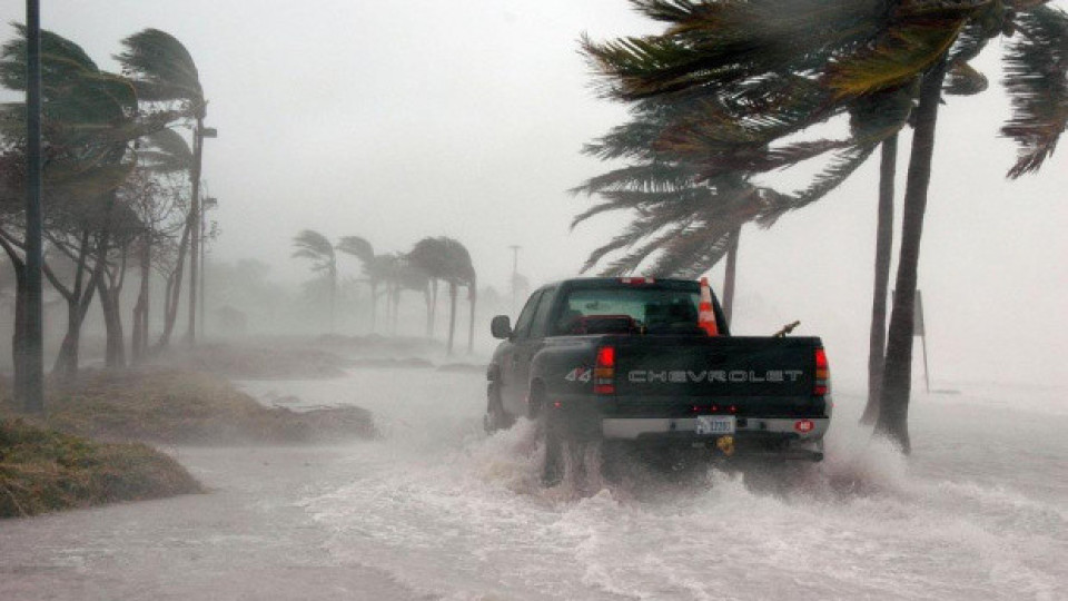 Мощен циклон евакуира 2000 души във Фиджи | StandartNews.com