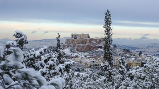 Гърция падна под властта на студ, сняг и лед