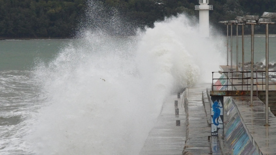 Бурен вятър затвори пристанищата в Бургас | StandartNews.com