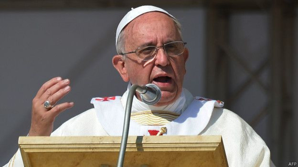 Папата се моли за заразените с коронавирус | StandartNews.com