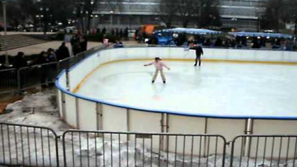 Хулигани атакуваха ледената пързалка в Бургас | StandartNews.com