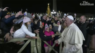 Вижте защо папа Франциск удари поклонничка