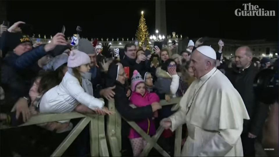 Вижте защо папа Франциск удари поклонничка | StandartNews.com