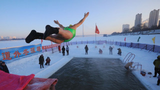 Китайски „моржове” срещат Нова година в ледени води