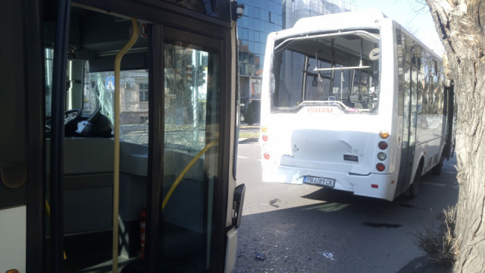 Два рейса се удариха в Пловдив,раниха жена/СНИМКИ/ | StandartNews.com