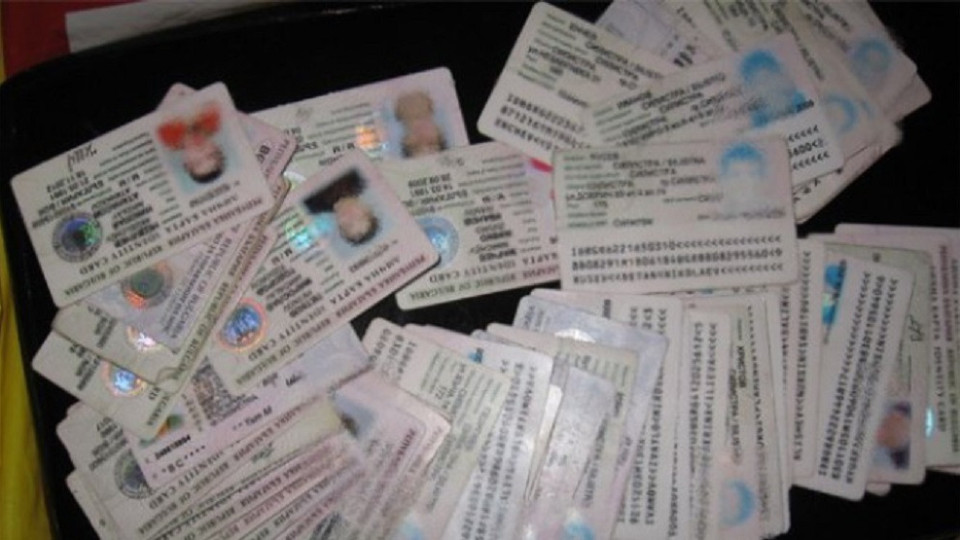 Извиха се опашки за смяна на личните карти | StandartNews.com