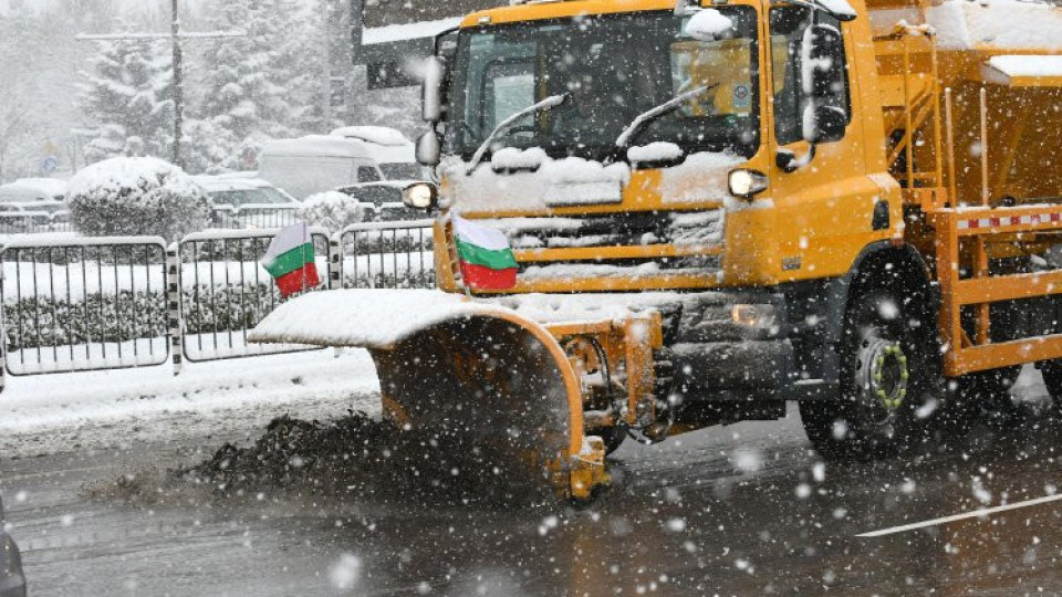 140 машини чакат обилния сняг | StandartNews.com