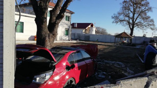 Задържаха шофьора, забил се в бетонна ограда