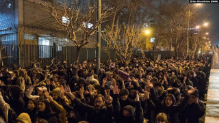 Протести в Техеран, арестуваха британския посланик