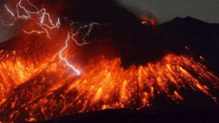 Вулкан прогони хиляди от домовете им