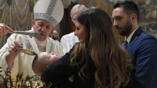 Папата кръсти 32  бебета
