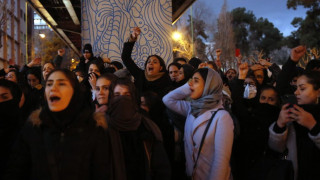 Иранската полиция подпука протеста с бойни патрони