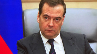 Руският премиер сложи вратовръзка с лебеди