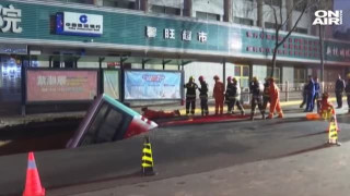 Улична дупка погълна автобус в Китай/СНИМКИ/