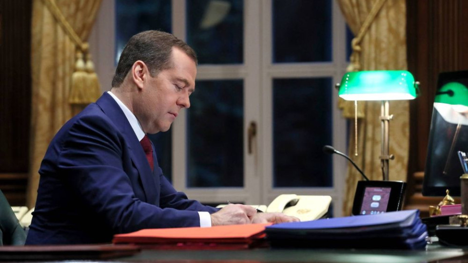 Медведев остава лидер на Единна Русия | StandartNews.com