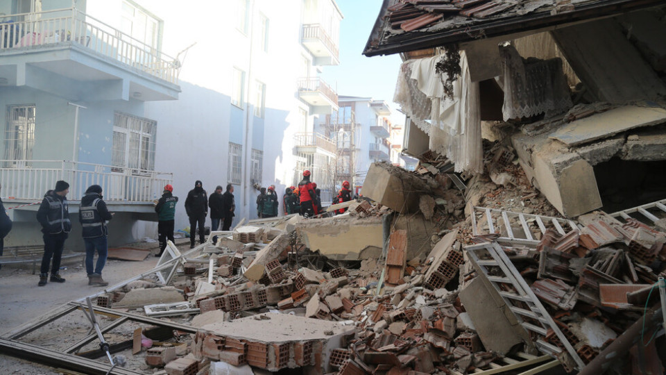 19 жертви на труса в Турция, над 900 ранени | StandartNews.com