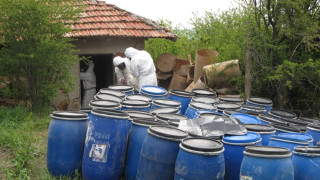 Складирани на открито отрови разбуниха Карлуково