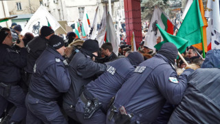 Полицаи: Удряха ни с камъни и метални тръби