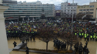 Хотелиерите обсадиха парламента (СНИМКИ)