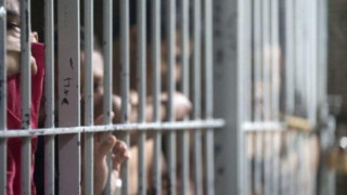 Глобиха Франция за препълнени затвори