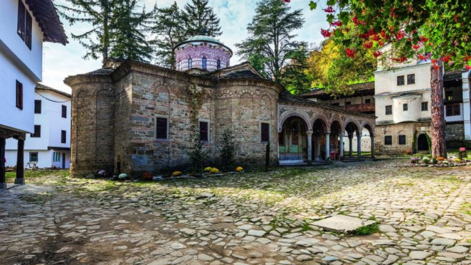 Молебен за дъжд отслужват в Троянския манастир | StandartNews.com