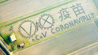 Италианец с трактор нарисува коронавируса
