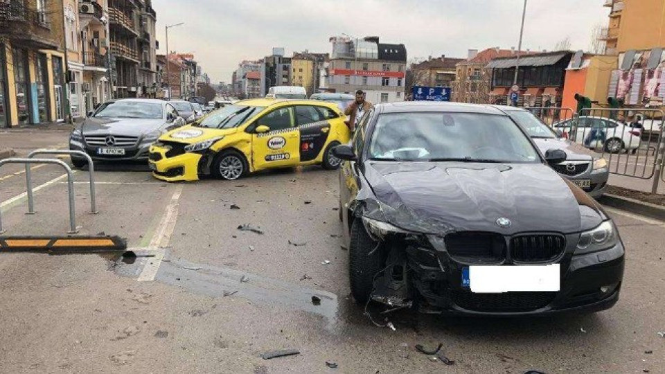 Две коли се удариха в центъра на София | StandartNews.com