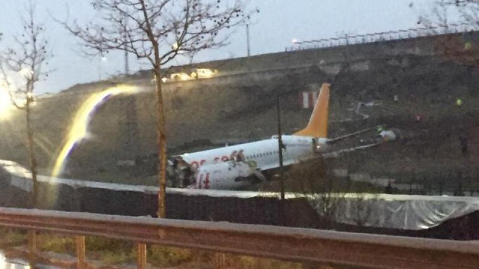 Самолет стана на кайма при кацане | StandartNews.com
