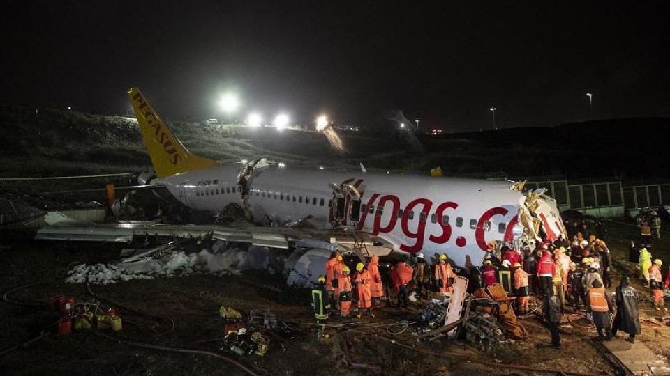 Разпадналия се в Истанбул самолет вече дава жертви | StandartNews.com
