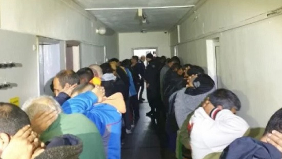 60 задържани при спецакция в село Розино | StandartNews.com