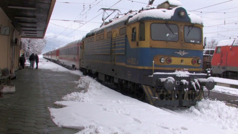 Влакове попаднаха в капана на зимата | StandartNews.com