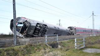 Двама загинаха при дерайлиране на влак край Милано